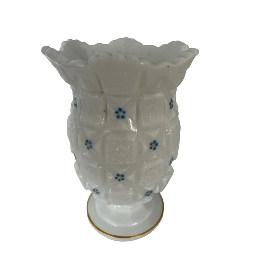 Westmoreland milk glass pedestal vase blue flower quilt‎ patten vintage